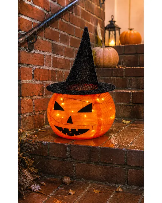 Upplyst Halloween-pumpadekoration med svart häxhatt, skuret ansikte och inbyggda orange lampor. Passar både inomhus och utomhus, perfekt för högtidsdekoration.