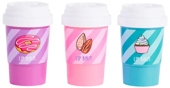 Set med tre läppbalsam i färgglada koppformade behållare med vita lock, varje med olika motiv: munk, mandel och cupcake på randiga bakgrunder. Rolig, unik förpackning.