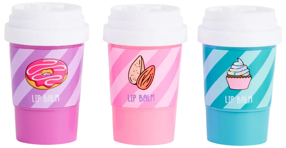 Set med tre läppbalsam i färgglada koppformade behållare med vita lock, varje med olika motiv: munk, mandel och cupcake på randiga bakgrunder. Rolig, unik förpackning.