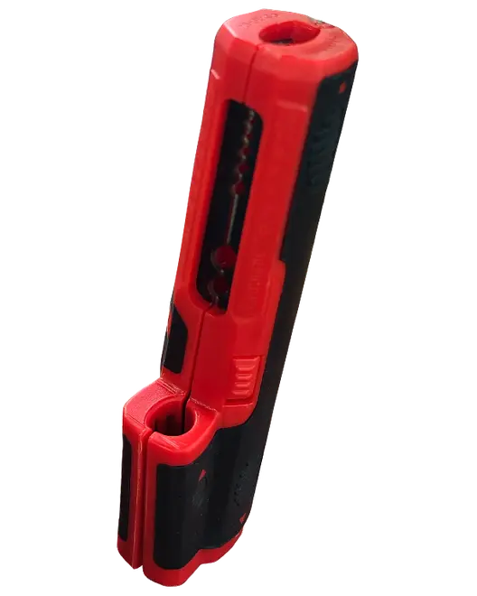 Rød og sort afisoleringstang med ergonomisk greb, designet til at fjerne isolering fra elektriske ledninger. Har indbygget kniv og justerbar mekanisme til forskellige ledningsstørrelser.