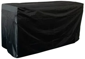 Rektangulärt svart möbelskydd för utomhusbruk, tillverkat av vattentätt och slitstarkt material med förstärkta hörn och metallöglor. Skyddar bord eller bänkar mot väder och damm.