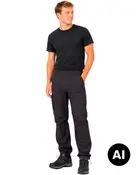 Ung mand iført sort kortærmet T-shirt, sorte vandrebukser med formsyede knæ og sorte sneakers på hvid baggrund. - Billedet er skabt med AI