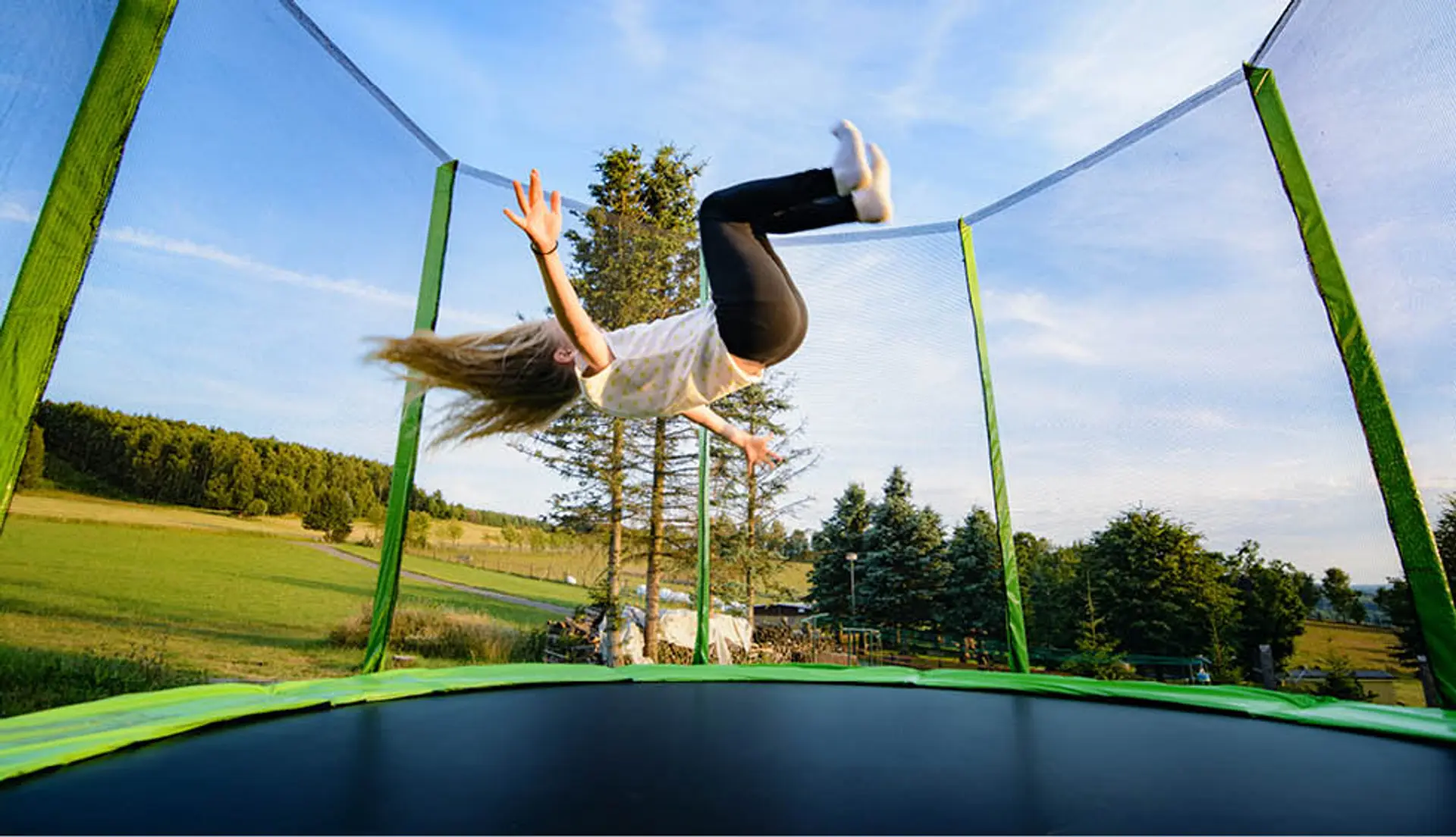 Barn på trampolin
