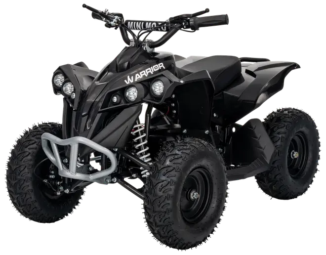 Sort mini-ATV med fire grove dæk, frontkofanger, dobbelte forlygter og "Warrior"-mærkning. Har polstret sæde, styrbeskyttere og robust affjedring til terrænkørsel.