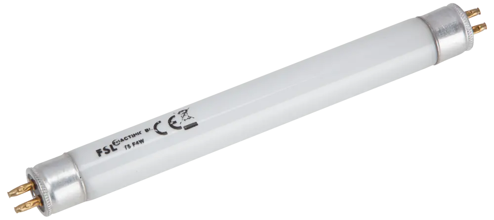 Cylindrisk lysstofrør med metalender og to guldbelagte stikben i hver ende. Mærket med FSL, 15W og certificeringslogoer. Passer til almindelige lysstofarmaturer.