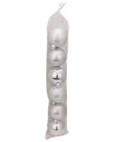 Set med sex silverfärgade julgranskulor i genomskinlig plastpåse. Kulorna har blank, matt och glittrig yta. Varje kula har metallfäste för upphängning.
