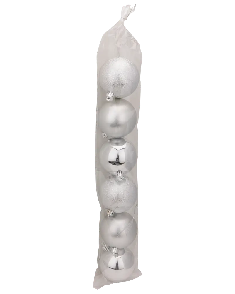 Set med sex silverfärgade julgranskulor i genomskinlig plastpåse. Kulorna har blank, matt och glittrig yta. Varje kula har metallfäste för upphängning.
