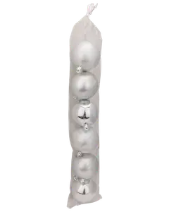 Set med sex silverfärgade julgranskulor i genomskinlig plastpåse. Kulorna har blank, matt och glittrig yta. Varje kula har metallfäste för upphängning.