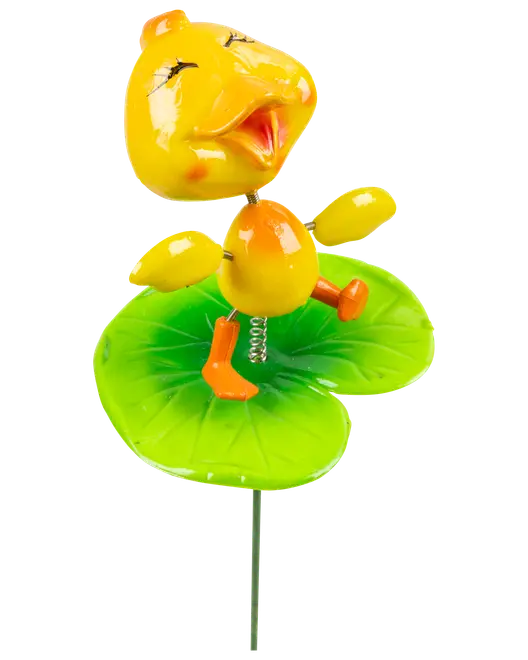 Gul ankträdgårdsprydnad med orange stövlar på grönt näckrosblad. Tillverkad av målat metall, har fjäder för rörelse, passar utomhusdekoration.