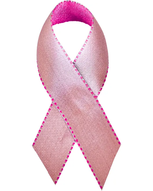 Lys pink satin awareness-sløjfe, formet i klassisk støtteform. Kanterne er syet med mørkere pink tråd. Glat, skinnende tekstur, ofte brugt til brystkræftkampagner.