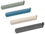 Fyra plastklämmor för påsar i grönt, blått, beige och grått. Varje klämma är rektangulär med räfflad yta och säker låsning för att försluta påsar.