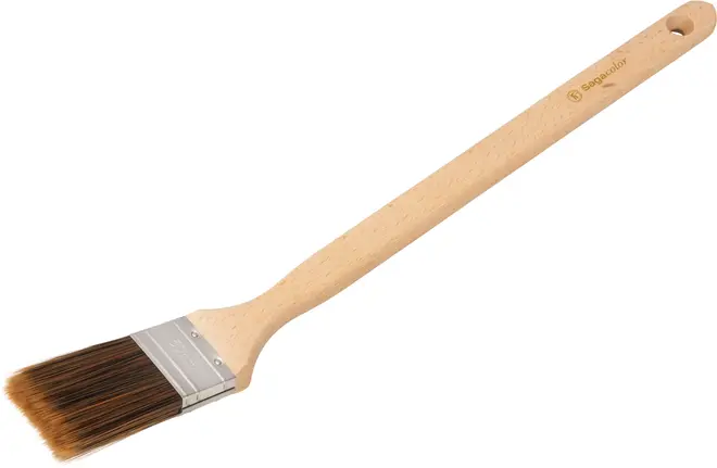 Platt pensel med långt träskaft, metallhylsa och bruna syntetborst. Perfekt för målning eller lackering, bekvämt grepp och upphängningshål.