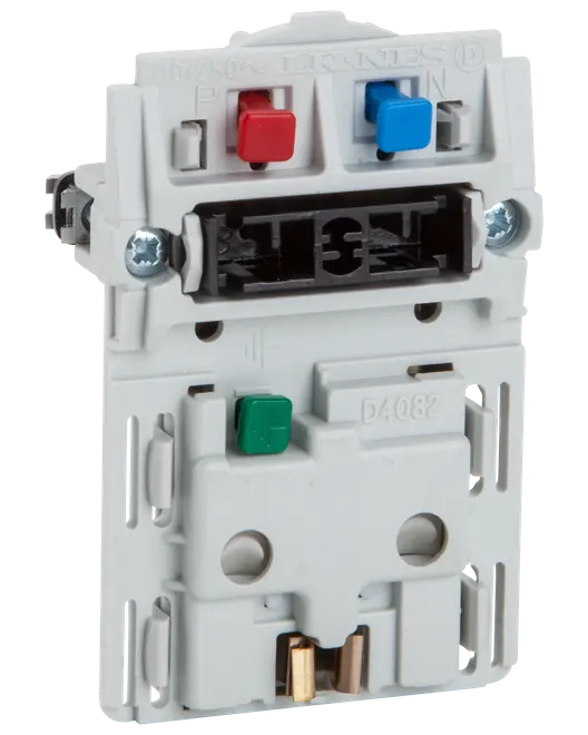 Hvidt elektrisk vægstik med farvede trykknapper (rød, blå, grøn), skrueklemmer og to runde stikbenhuller. Velegnet til europæiske elinstallationer.