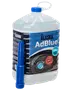 5-liters Alaska AdBlue-behållare med blått skruvlock och flexibel pip, används för att minska utsläpp från dieselbilar. Klar vätska, färdig att använda.