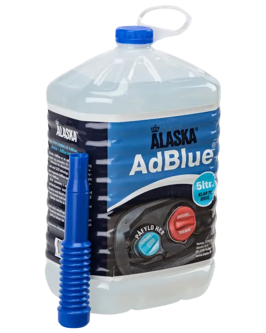 5-liters Alaska AdBlue-behållare med blått skruvlock och flexibel pip, används för att minska utsläpp från dieselbilar. Klar vätska, färdig att använda.