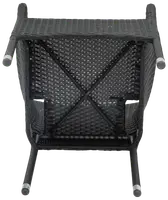 Svart flätad rottingstol för utomhusbruk, sedd underifrån. Metallben med silverfärgade ändar och krysstag för stabilitet. Tåligt, väderbeständigt material för uteplats eller trädgård.