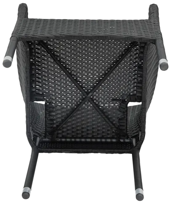 Sort flet rattan udendørsstol set fra bunden med metalben og sølvfarvede ender. Krydsafstivning for stabilitet. Holdbart, vejrbestandigt materiale til terrasse eller have.