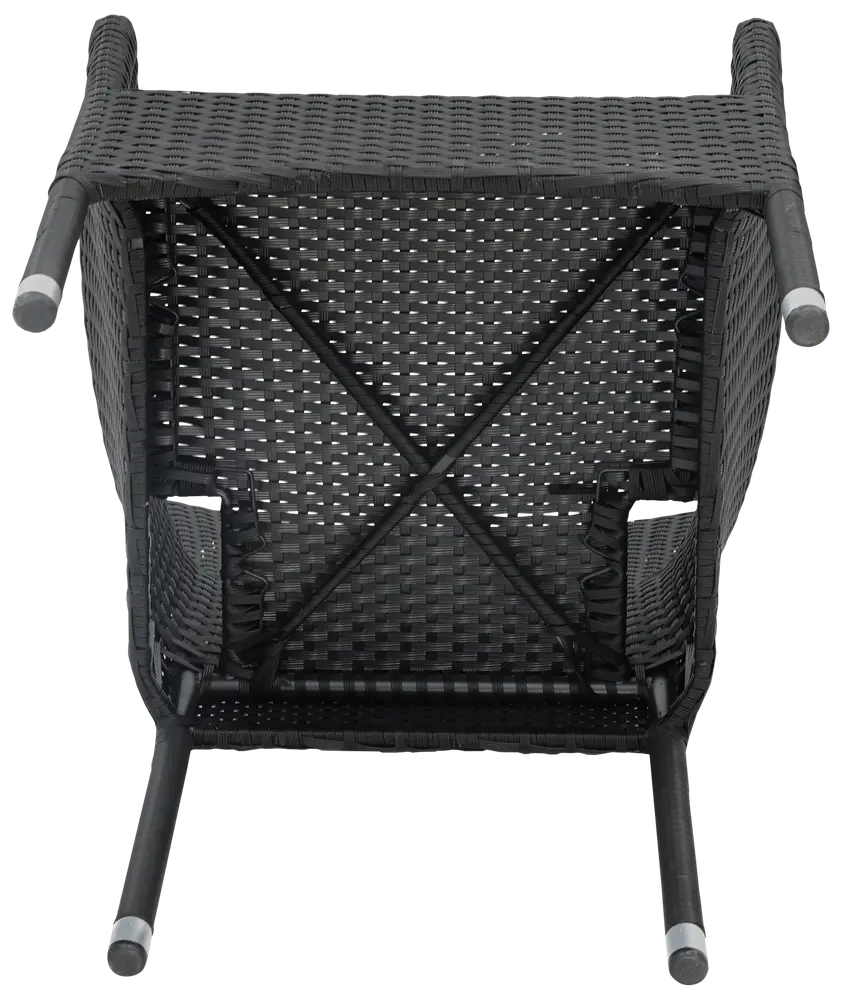 Svart flätad rottingstol för utomhusbruk, sedd underifrån. Metallben med silverfärgade ändar och krysstag för stabilitet. Tåligt, väderbeständigt material för uteplats eller trädgård.