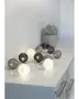 Ljusslinga med dekorativa LED-bollar i vitt, grått och svart. Bollarna har en texturerad yta och passar för mysig inomhusdekoration.