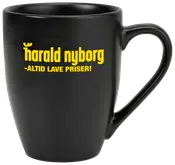 Sort keramikkop med stort håndtag, gul tekst på forsiden: 'harald nyborg - ALTID LAVE PRISER!'. Enkel og moderne stil, velegnet til varme drikke.