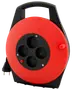 Rød og sort kabelrulle med fire stikkontakter, bærehåndtag og udtrækkeligt kabel. Velegnet til indendørs eller udendørs brug til flere elektriske enheder.