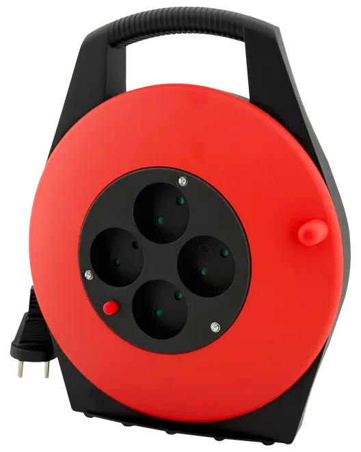 Rød og sort kabelrulle med fire stikkontakter, bærehåndtag og udtrækkeligt kabel. Velegnet til indendørs eller udendørs brug til flere elektriske enheder.