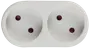 Hvid dobbelt stikkontakt med to runde huller pr. stik, egnet til europæiske stik. Enkel, rektangulær plastdesign til indendørs brug.