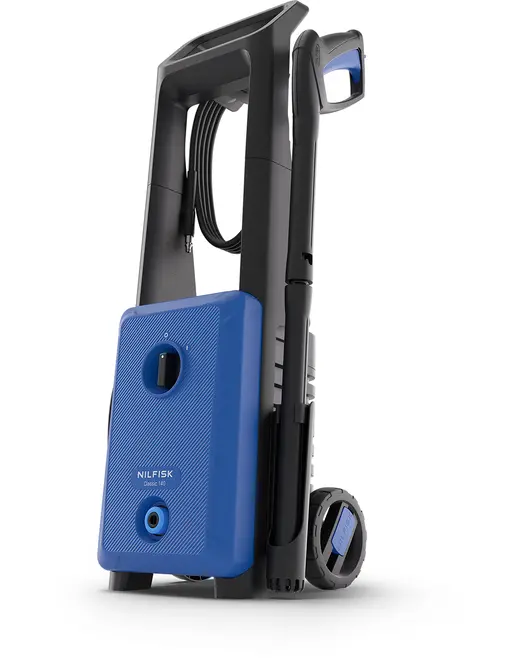 Kompakt blå og sort højtryksrenser med hjul, slangeopbevaring og ergonomisk håndtag. Har frontknap, robust ramme og holder til sprøjtepistol. Velegnet til rengøring hjemme.
