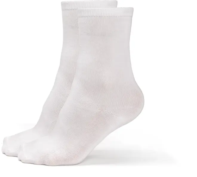 Et par ensfarvede hvide strømper i mellemlang længde, lavet af blødt, elastisk materiale. Har glat overflade og ribkant for komfortabel og sikker pasform.