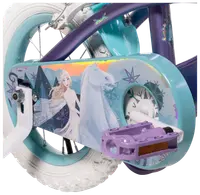 Barncykel med vita däck, turkos och lila ram, lila pedal och kedjeskydd med Frost-motiv av Elsa och en häst, dekorerad med snöflingor.