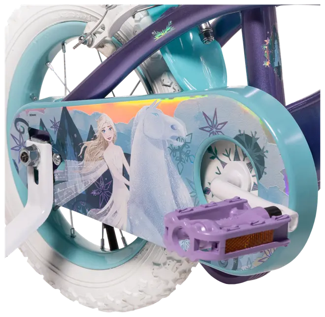 Barncykel med vita däck, turkos och lila ram, lila pedal och kedjeskydd med Frost-motiv av Elsa och en häst, dekorerad med snöflingor.