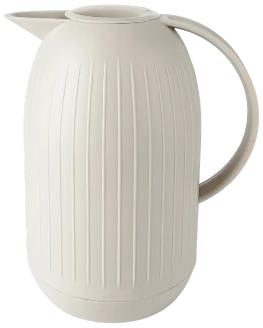 Beige termoskanna med vertikala räfflor, rundad kropp, böjt handtag och pip. Modern, minimalistisk design. Lock medföljer för säker förslutning.