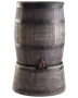 Stor regntønde med træstruktur, sorte metalbånd og lille tappehane nederst til vandudtag. Rustikt design, velegnet til udendørs brug.
