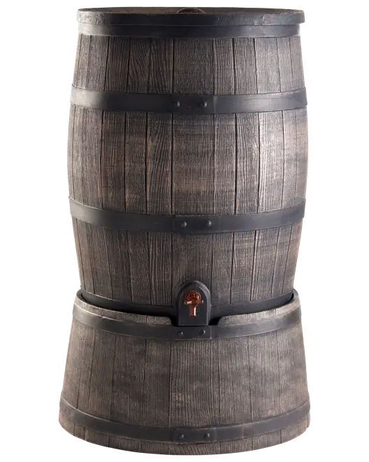 Stor regntønde med træstruktur, sorte metalbånd og lille tappehane nederst til vandudtag. Rustikt design, velegnet til udendørs brug.