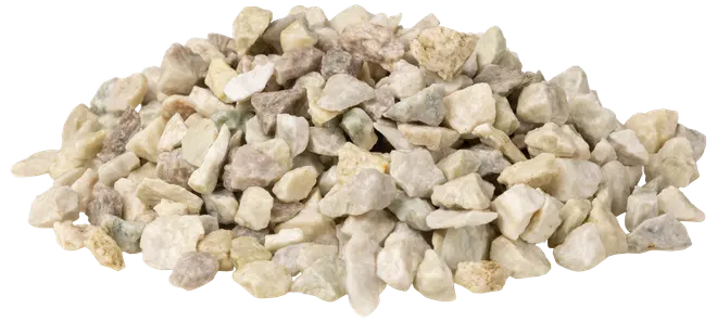 En bun små, ujævnt formede hvide og lyse beige dekorationssten, velegnet til haveanlæg, stier eller akvarier. Stenene har en ru overflade og naturligt udseende.