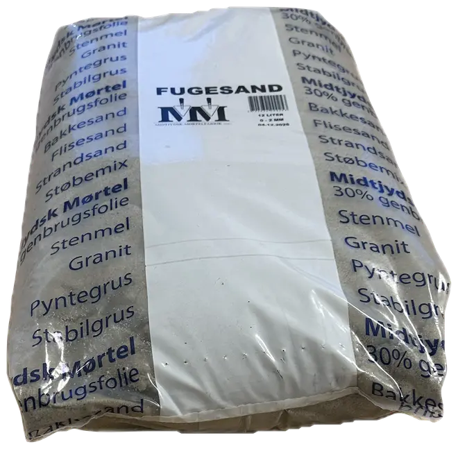 Pose med fugesand, 17 liter, pakket i klar plast med blå tekst. Anvendes til udfyldning mellem fliser. Produktinformation trykt på forsiden.