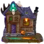Keramikhus i spökstil med lila tak, brädade fönster, färgade lampor, ett spöke på taket och en pumpa vid basen. Perfekt för Halloween.