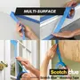 Scotch Blue malertape, blå farve, vises påført forskellige overflader som vægge, lister, vinduer og skabe. Velegnet til flere overflader, let at rive og påføre.