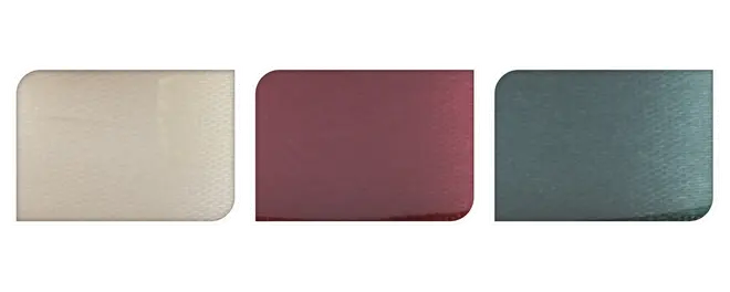 Ögonskuggspalett med tre nyanser: matt kräm, skimrande vinröd och metallisk teal. Varje färg ligger i en rektangulär dosa med rundade hörn.