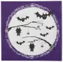 Halloween-servett med svarta fladdermöss och spindlar på vit bakgrund med lila kant. Fladdermössen flyger och hänger i grenar, med orange ögon.
