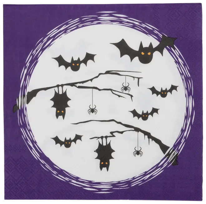 Halloween-servett med svarta fladdermöss och spindlar på vit bakgrund med lila kant. Fladdermössen flyger och hänger i grenar, med orange ögon.