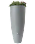 Høj, grå regnvandstønde med plantekasse øverst, glat overflade og metalhane nær bunden for nem vandadgang. Moderne, pladsbesparende design til haven.