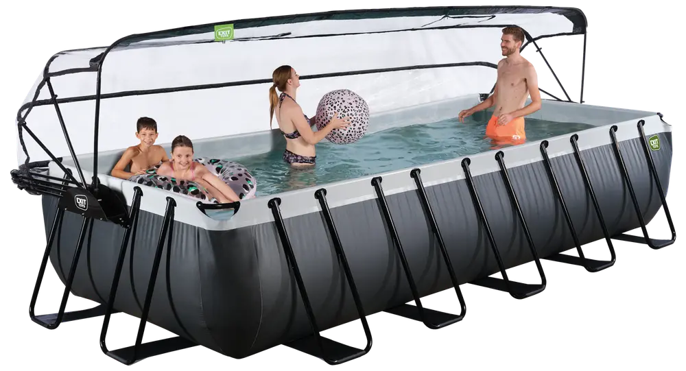 Rektangulær fritstående pool med solid sort ramme, gennemsigtigt overdækning og rummeligt indre. Inkluderer vandlegetøj og baderinge, ideel til familiebrug og udendørs aktiviteter.