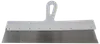 Bred spackel med vitt plasthandtag och stor blad i rostfritt stål, perfekt för utjämning av material. Utrustad med upphängningshål för enkel förvaring.