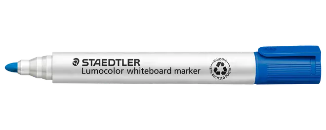 Staedtler Lumocolor whiteboard-tusch med blå hætte og spids, hvidt skaft, sort tekst og genbrugssymbol. Rund spids til glat skrivning på whiteboards.