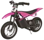 Lyserød og sort elektrisk crossmotorcykel med nummer 2 mærker, grove dæk, sort sæde og robust stel. Designet til børn, med Razor-logo og støtteben.