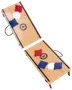 Sæt med to cornhole-brætter i træ med sorte striber, runde huller og logo. Inkluderer fire røde og fire blå ærteposer. Sammenklappelige ben og bærehåndtag.