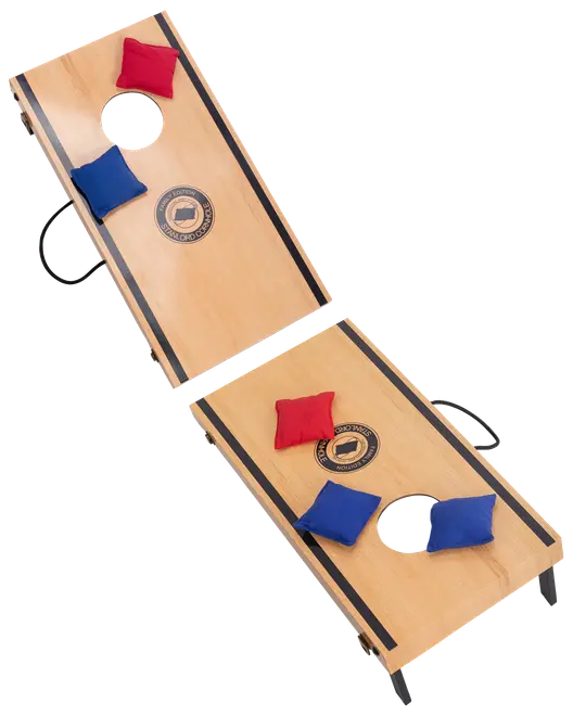 Sæt med to cornhole-brætter i træ med sorte striber, runde huller og logo. Inkluderer fire røde og fire blå ærteposer. Sammenklappelige ben og bærehåndtag.