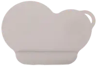 Lysegrå, skyformet silikone dækkeserviet med forhøjet kant og lille hank, designet til børn. Skridsikker overflade holder tallerkener på plads under måltider.