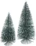 Sæt med to kunstige juletræer med sne på grenene, mørkegrønne, kegleformede, monteret på runde sølvbaser. Perfekt til juledekoration eller bordudstilling.